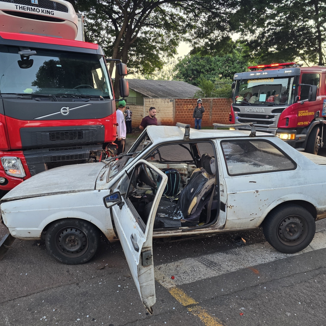 Passageiro de automóvel fica ferido após caminhão provocar acidente grave em Maringá