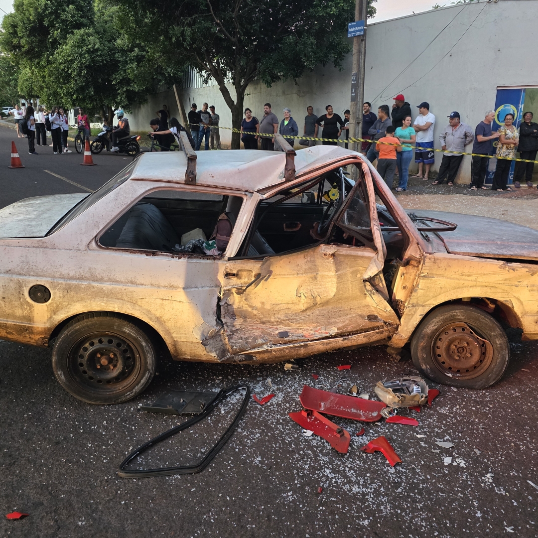 Passageiro de automóvel fica ferido após caminhão provocar acidente grave em Maringá