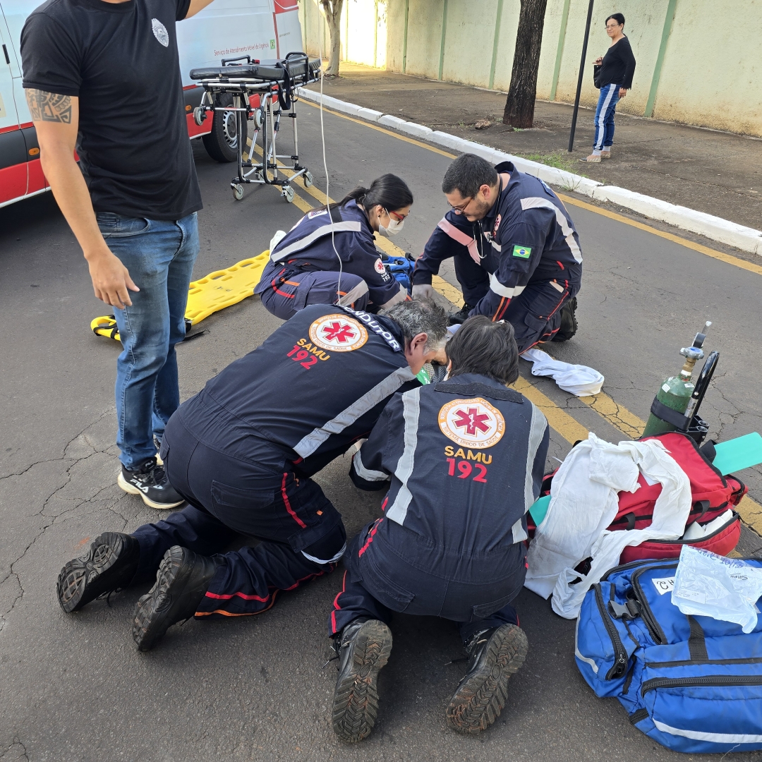 Cozinheiro é socorrido em estado grave após ser atropelado por moto na Vila Bosque