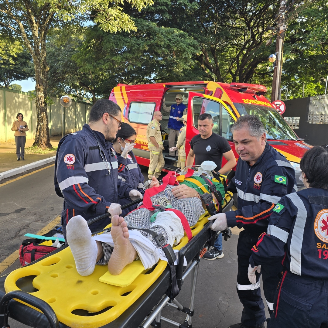 Cozinheiro é socorrido em estado grave após ser atropelado por moto na Vila Bosque