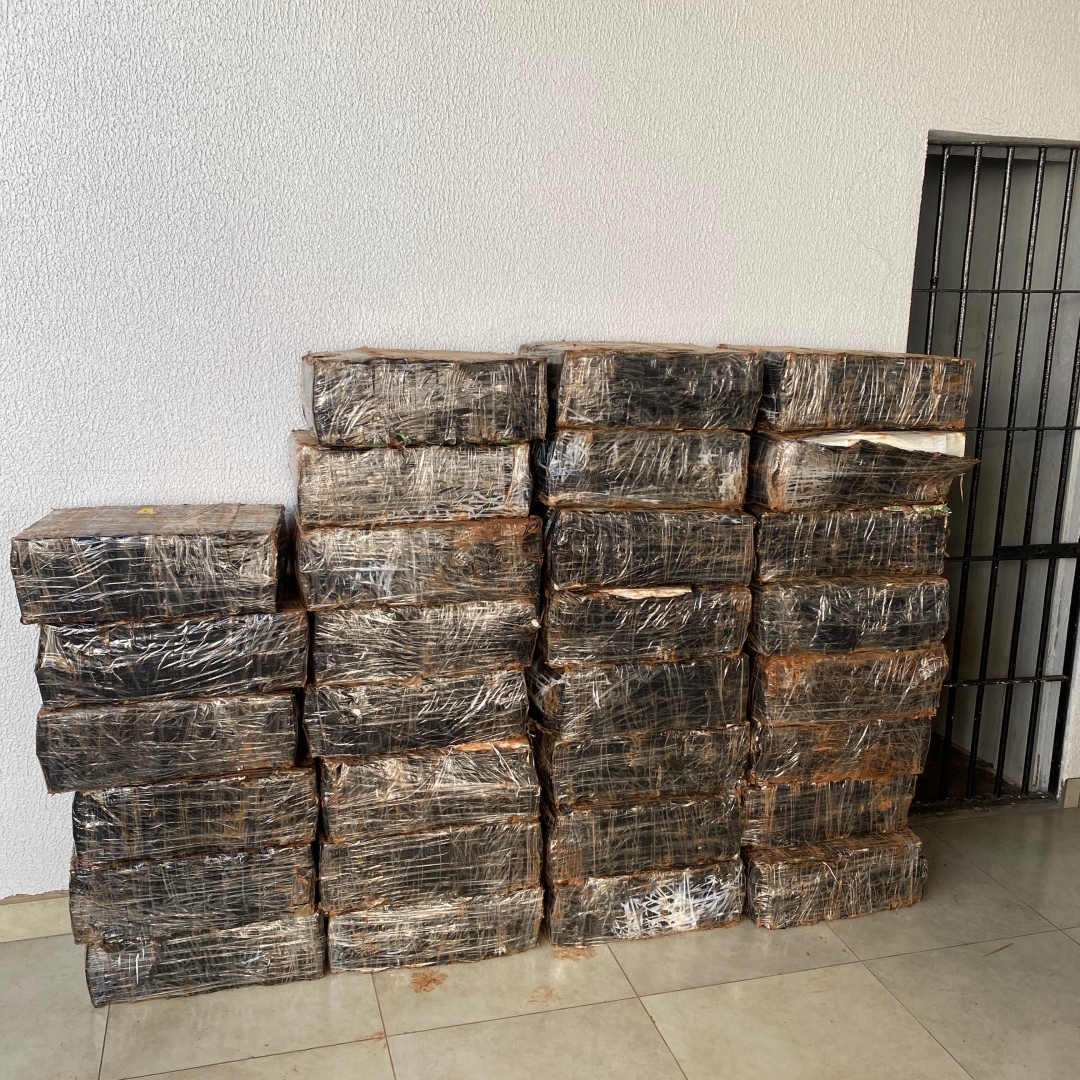 PRF apreende caminhonete com quase 1 tonelada de maconha em Paiçandu