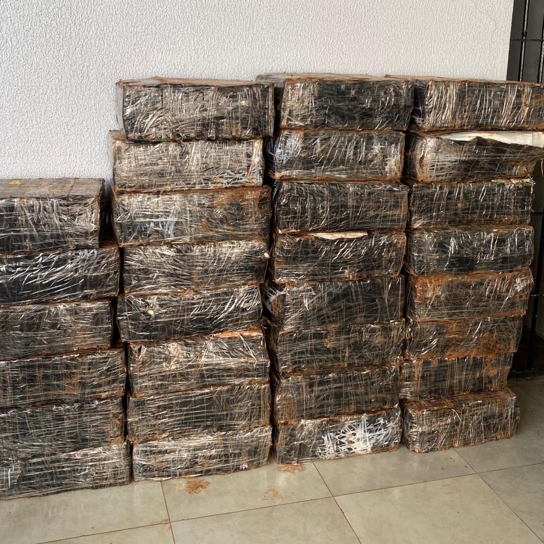 PRF apreende caminhonete com quase 1 tonelada de maconha em Paiçandu
