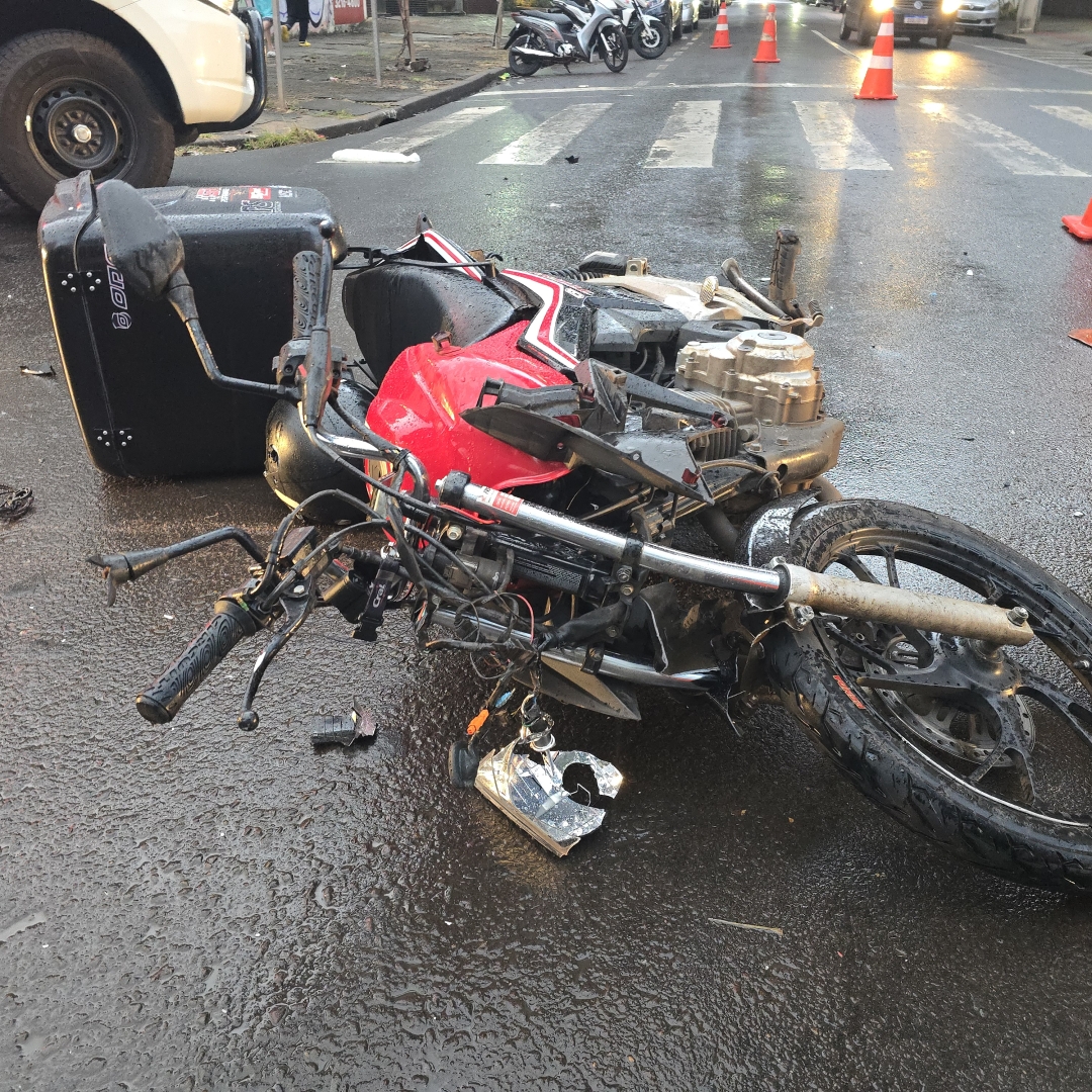 Motoboy sofre acidente gravíssimo após motorista invadir preferencial na Vila Operária