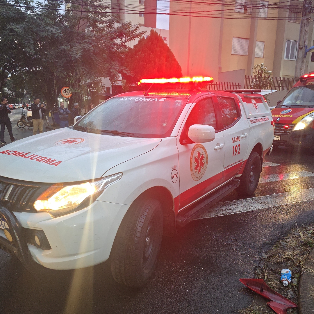 Motoboy sofre acidente gravíssimo após motorista invadir preferencial na Vila Operária