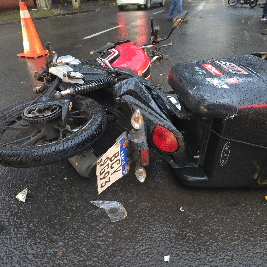 Motoboy sofre acidente gravíssimo após motorista invadir preferencial na Vila Operária