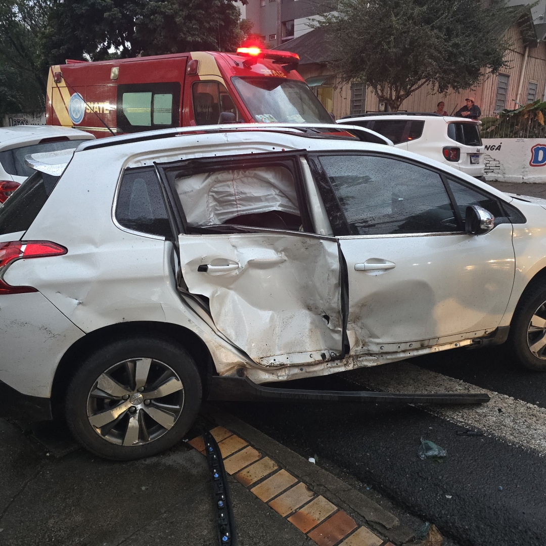 Motoboy sofre acidente gravíssimo após motorista invadir preferencial na Vila Operária