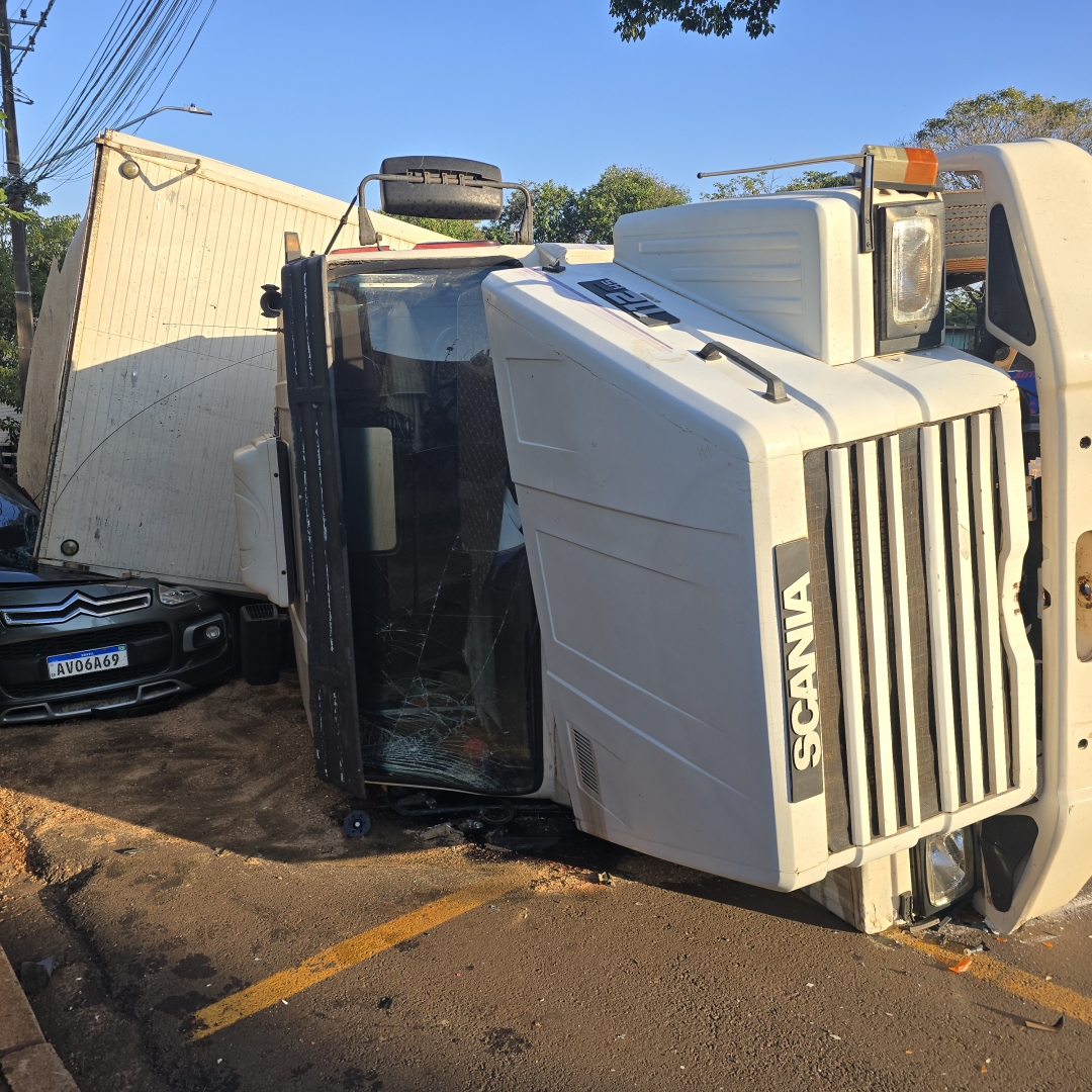 Automóvel fica destruído após carreta tombar e cair sobre automóvel