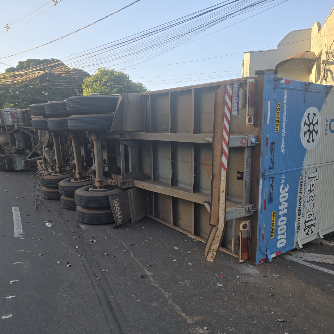 Automóvel fica destruído após carreta tombar e cair sobre automóvel