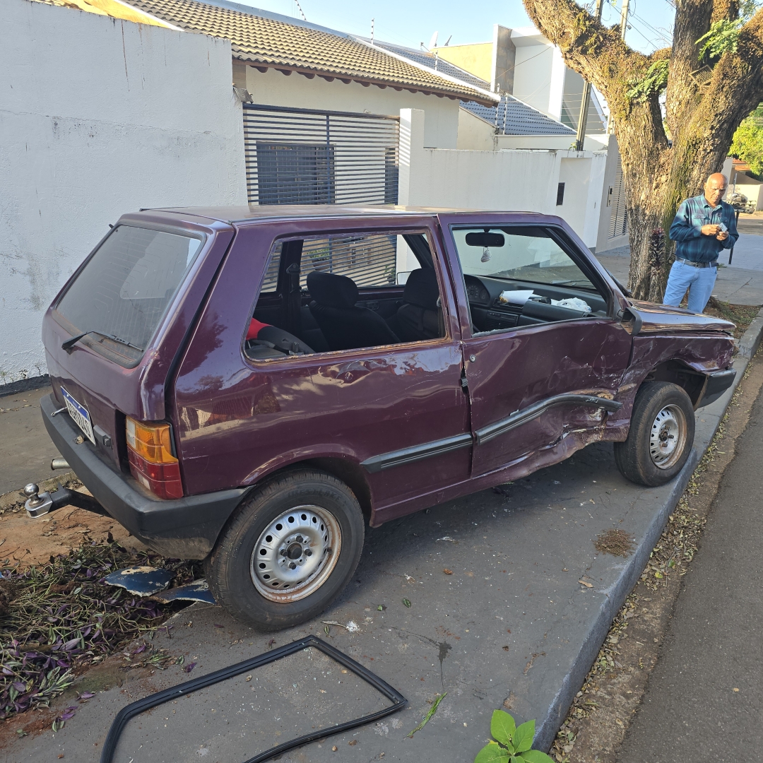 Mãe, bebê e outras duas crianças são atendidas pelo Siate após batida entre dois carros em Maringá