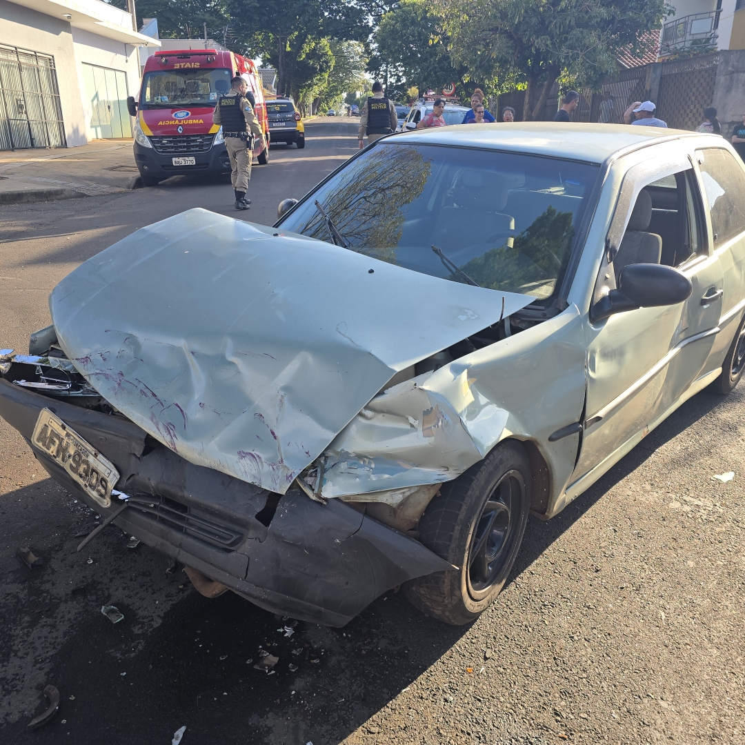 Mãe, bebê e outras duas crianças são atendidas pelo Siate após batida entre dois carros em Maringá