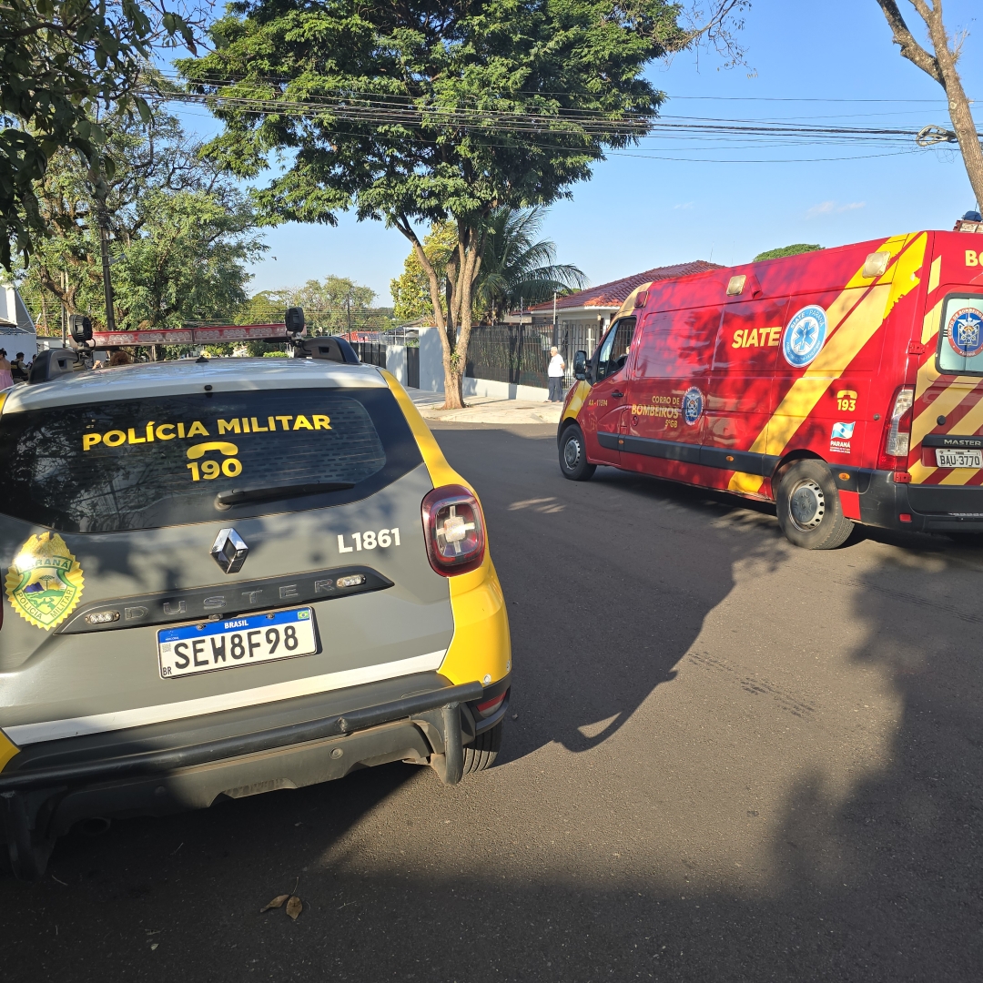 Mãe, bebê e outras duas crianças são atendidas pelo Siate após batida entre dois carros em Maringá