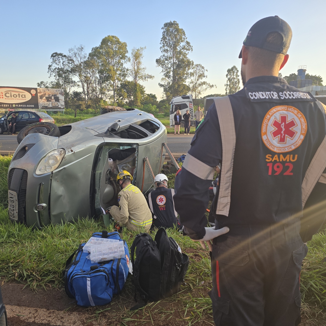 Mulher de 22 anos é resgatada por socorristas após capotar carro na rodovia de Mandaguaçu