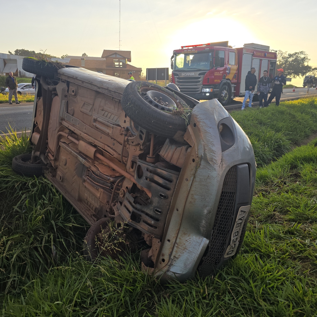 Mulher de 22 anos é resgatada por socorristas após capotar carro na rodovia de Mandaguaçu