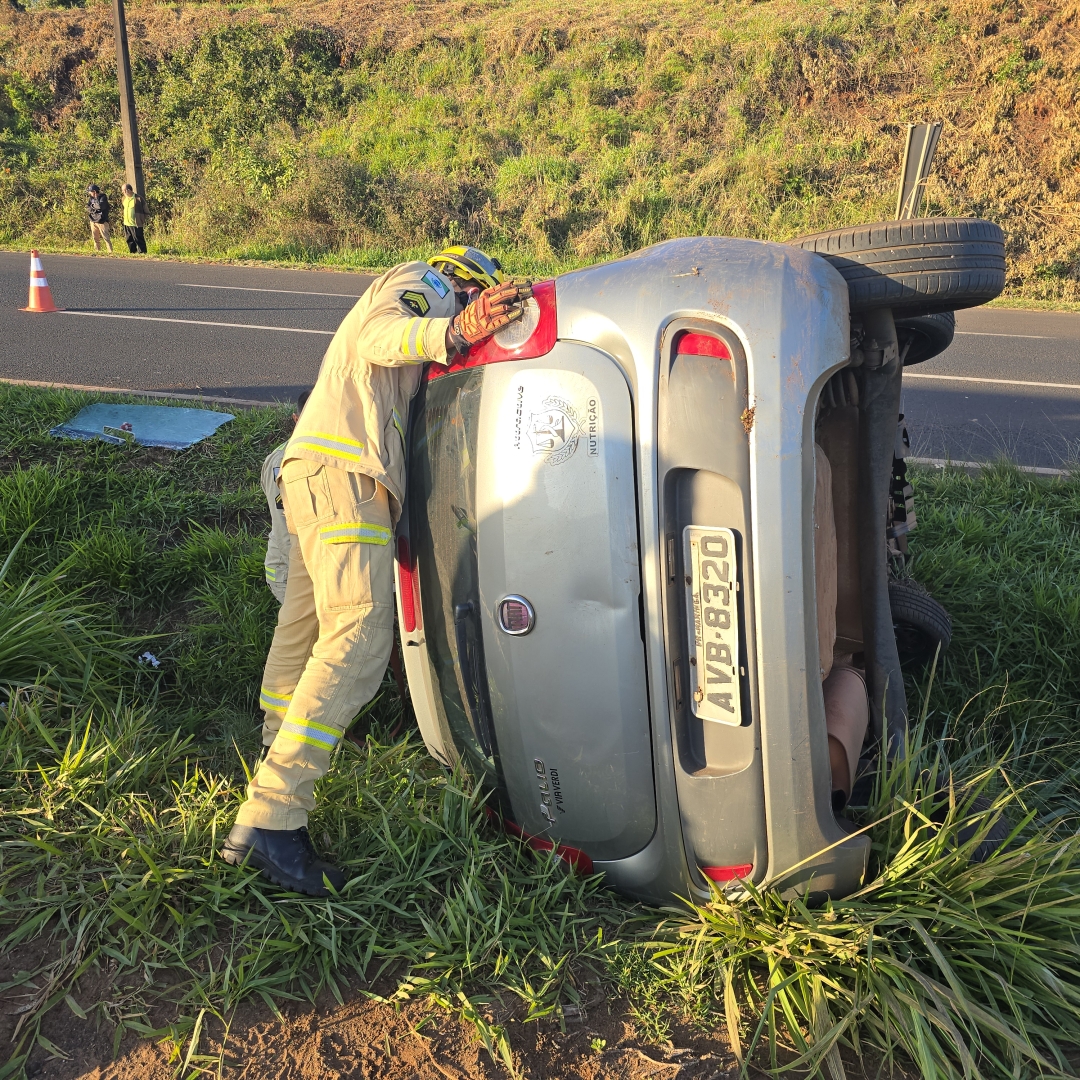 Mulher de 22 anos é resgatada por socorristas após capotar carro na rodovia de Mandaguaçu