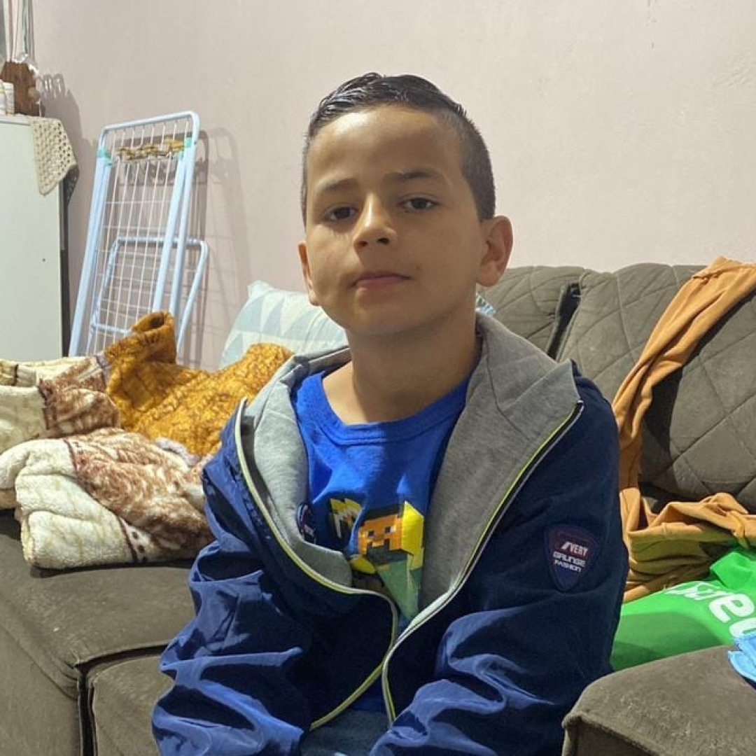 Garoto de 9 anos que estava intubado após ser atropelado apresenta melhoras
