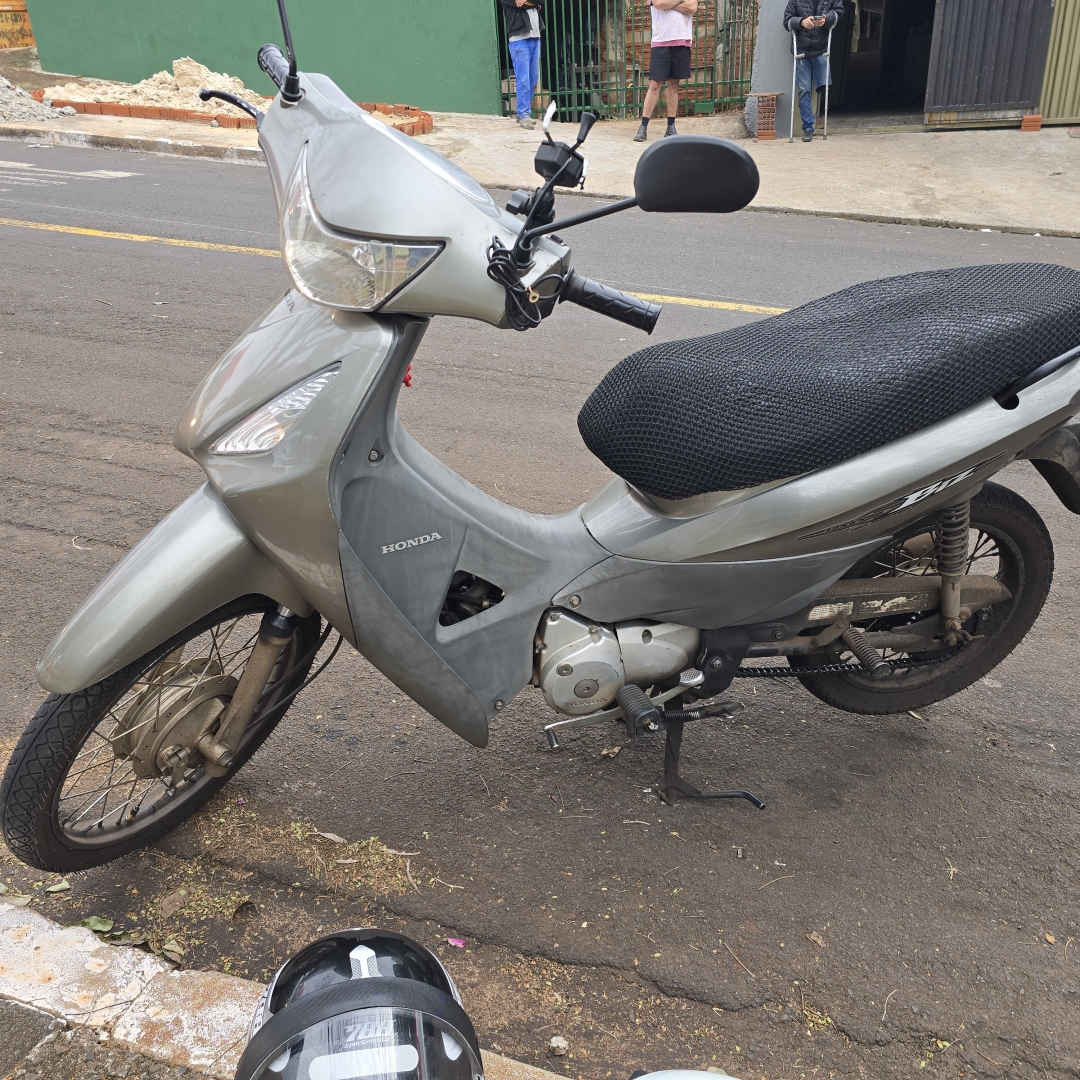 Mulher sofre fratura grave após cachorro cruzar motocicleta na Vila Morangueira