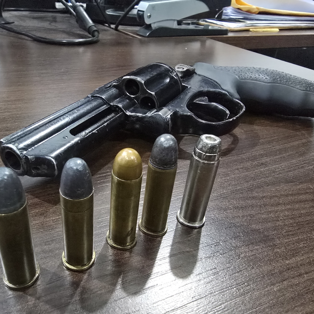Irmãos envolvidos em homicídios são presos com arma de fogo em Paiçandu