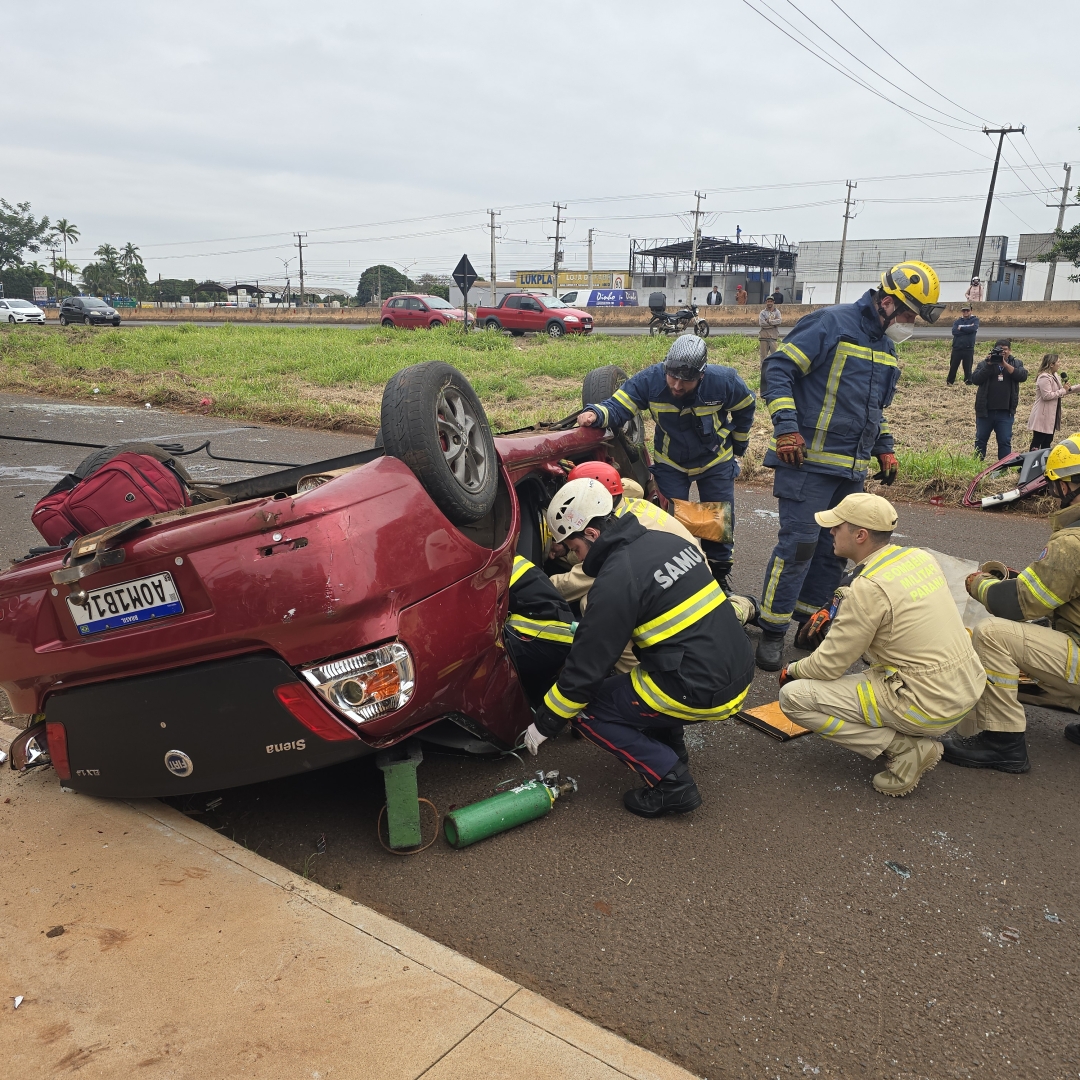 Mulher fica ferida ao capotar várias vezes seu carro na rodovia de Paiçandu