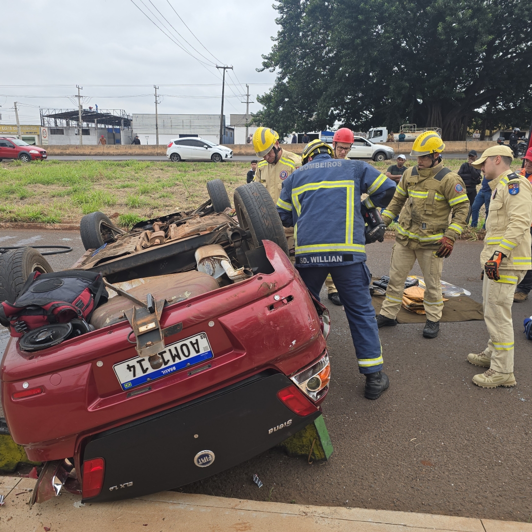 Mulher fica ferida ao capotar várias vezes seu carro na rodovia de Paiçandu