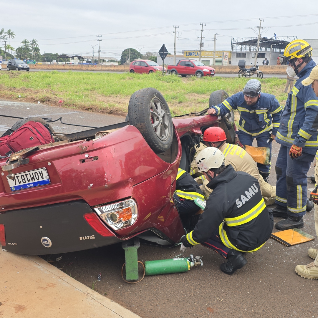 Mulher fica ferida ao capotar várias vezes seu carro na rodovia de Paiçandu