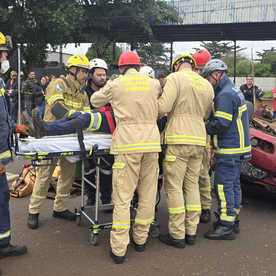Mulher fica ferida ao capotar várias vezes seu carro na rodovia de Paiçandu
