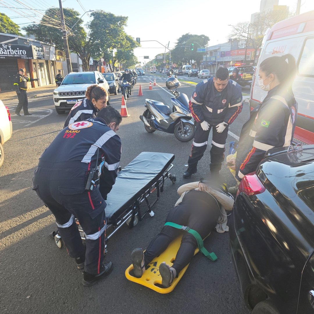 Mulher que empurrava carrinho com bebê de 9 meses fica ferida ao ser atropelada por ônibus