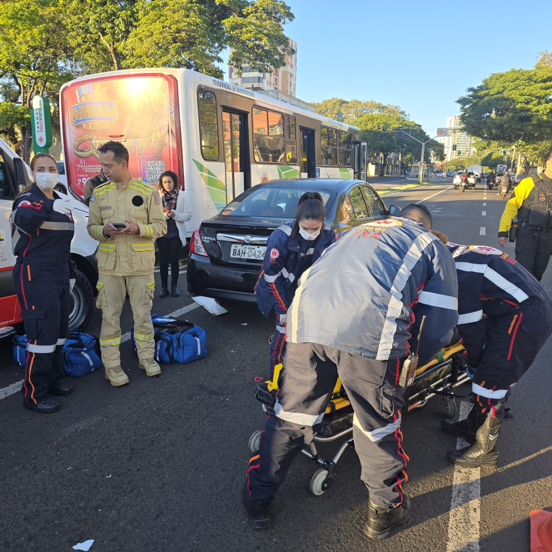 Mulher que empurrava carrinho com bebê de 9 meses fica ferida ao ser atropelada por ônibus