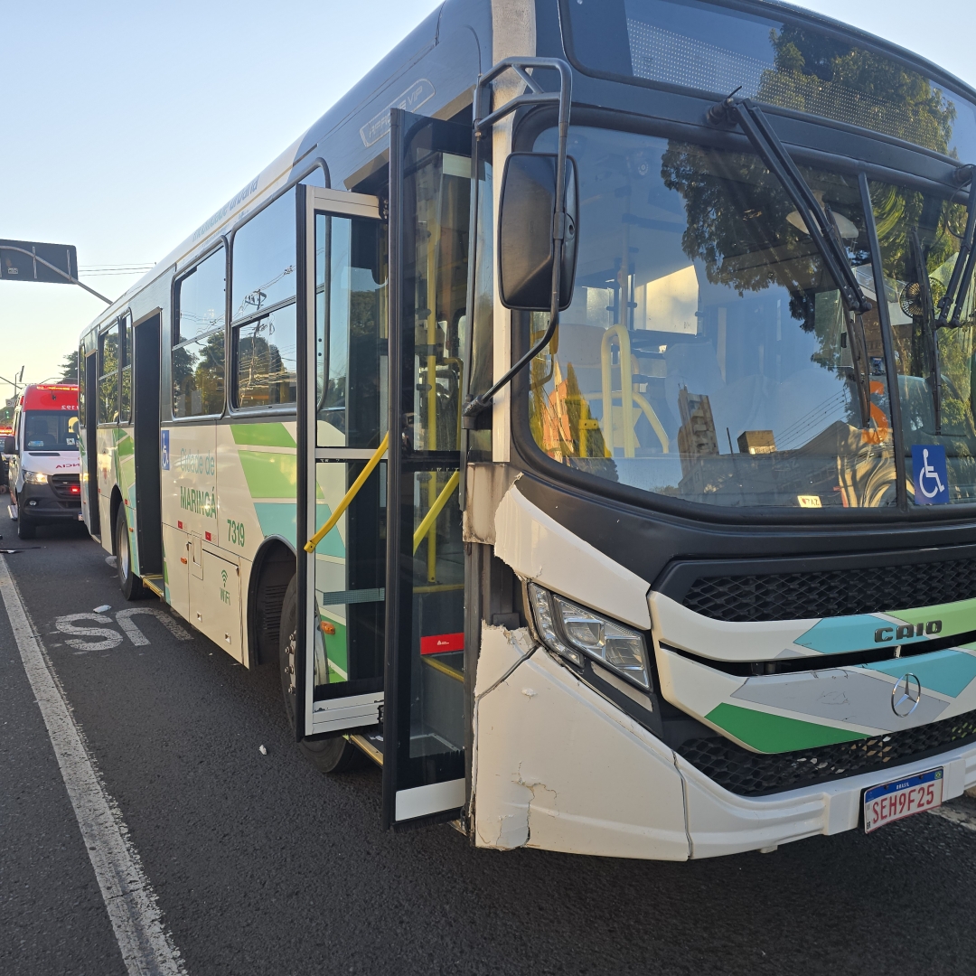 Mulher que empurrava carrinho com bebê de 9 meses fica ferida ao ser atropelada por ônibus
