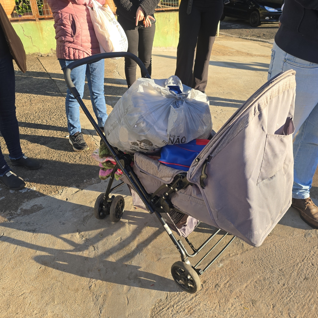 Mulher que empurrava carrinho com bebê de 9 meses fica ferida ao ser atropelada por ônibus