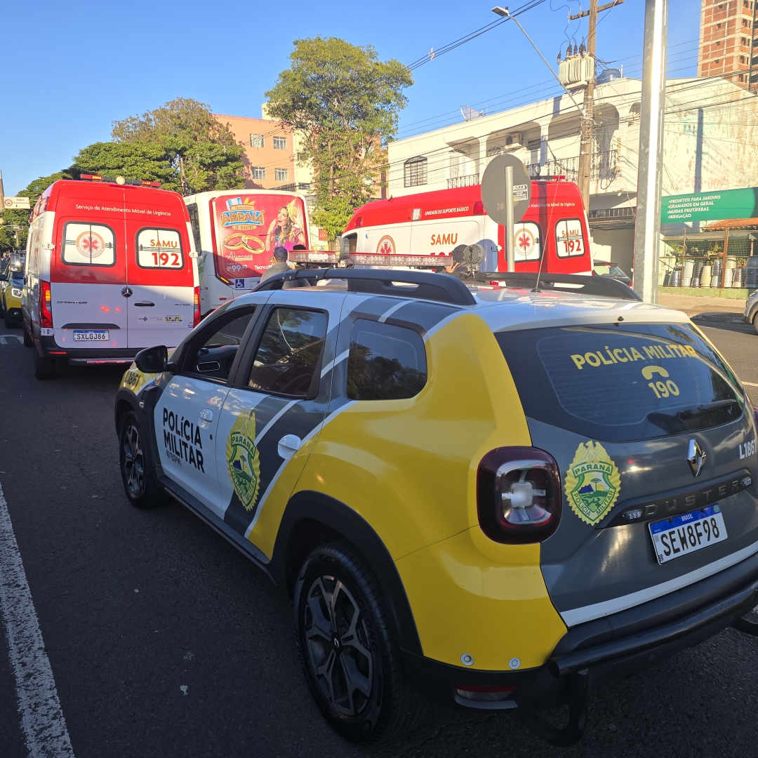 Mulher que empurrava carrinho com bebê de 9 meses fica ferida ao ser atropelada por ônibus
