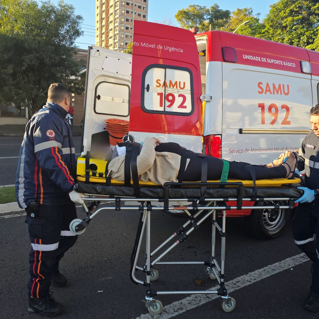 Mulher que empurrava carrinho com bebê de 9 meses fica ferida ao ser atropelada por ônibus