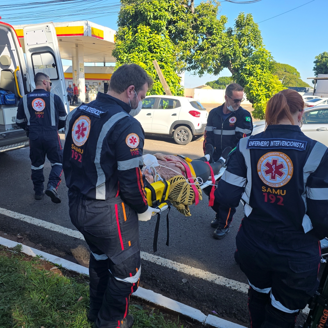 Idosa de 73 anos é atropelada por moto ao atravessar fora da faixa de pedestre