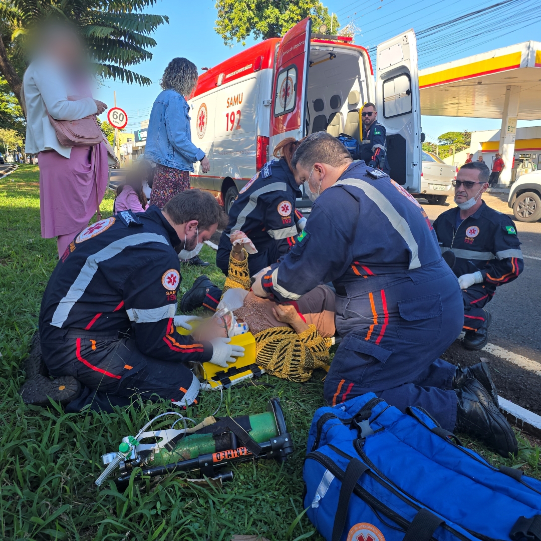Idosa de 73 anos é atropelada por moto ao atravessar fora da faixa de pedestre