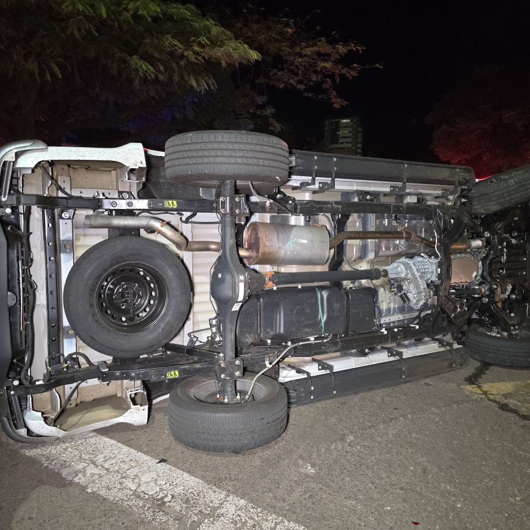 Dono de caminhonete se envolve em acidente e em seguida foge abandonando veículo