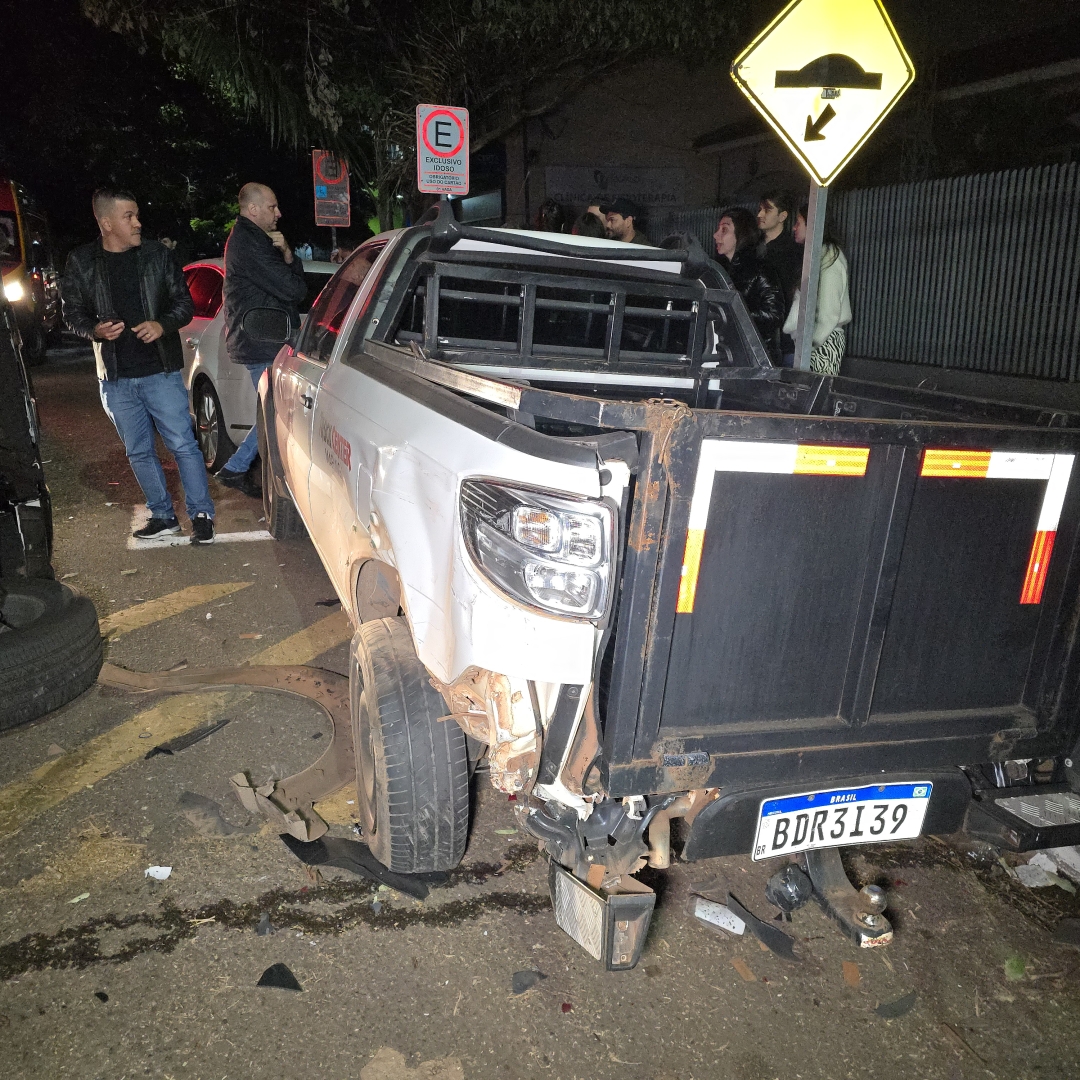 Dono de caminhonete se envolve em acidente e em seguida foge abandonando veículo