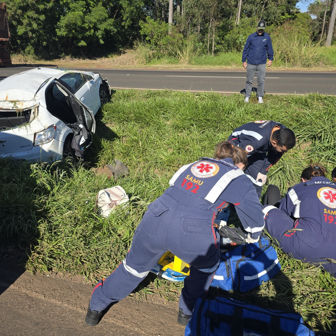 Família de Colorado sofre capotamento na rodovia BR-376, em Maringá