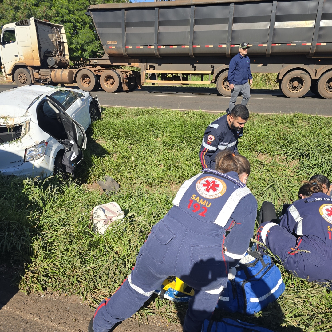 Família de Colorado sofre capotamento na rodovia BR-376, em Maringá