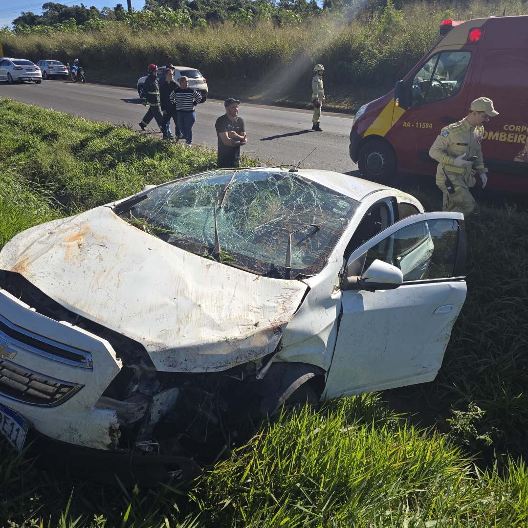 Família de Colorado sofre capotamento na rodovia BR-376, em Maringá