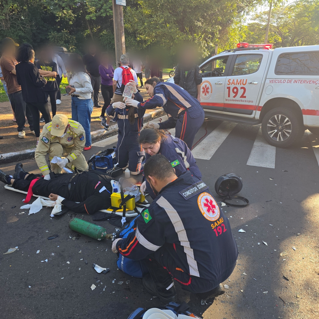 Frentista de 56 anos é intubado após motorista cruzar preferencial na Avenida Alziro Zarur