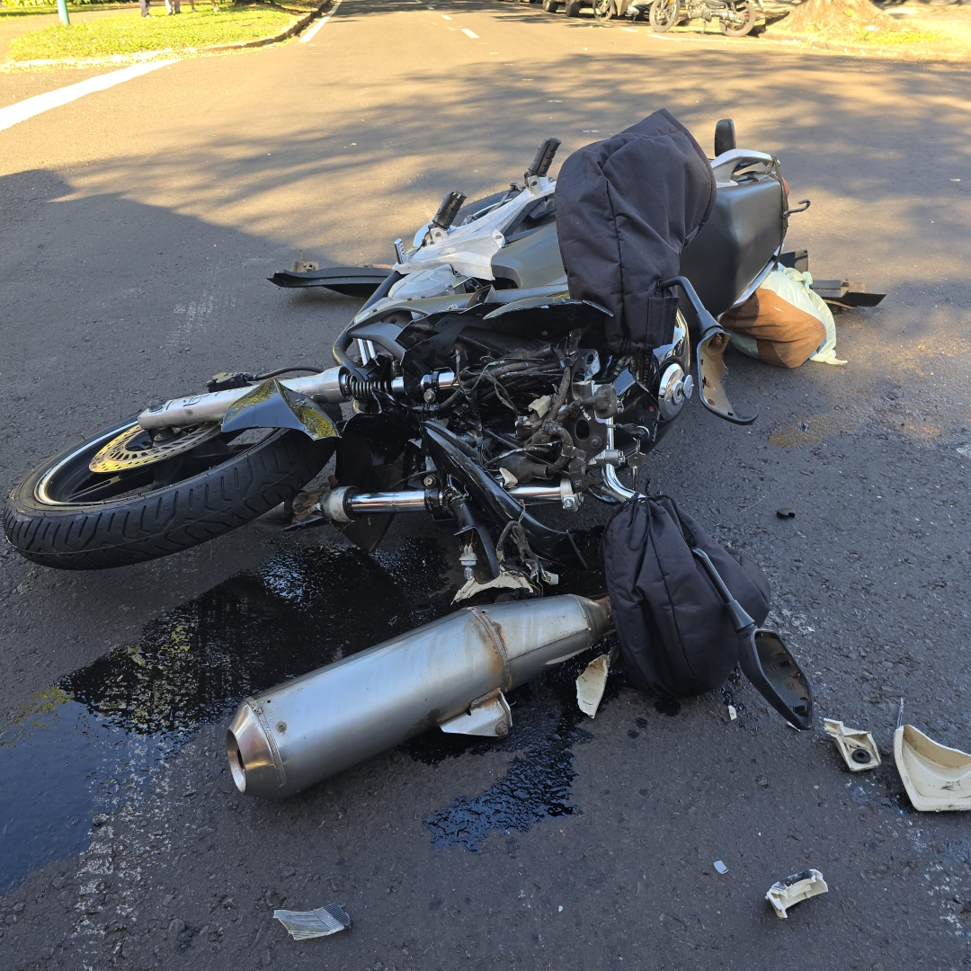 Frentista de 56 anos é intubado após motorista cruzar preferencial na Avenida Alziro Zarur