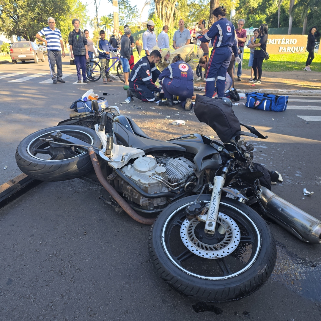 Frentista de 56 anos é intubado após motorista cruzar preferencial na Avenida Alziro Zarur
