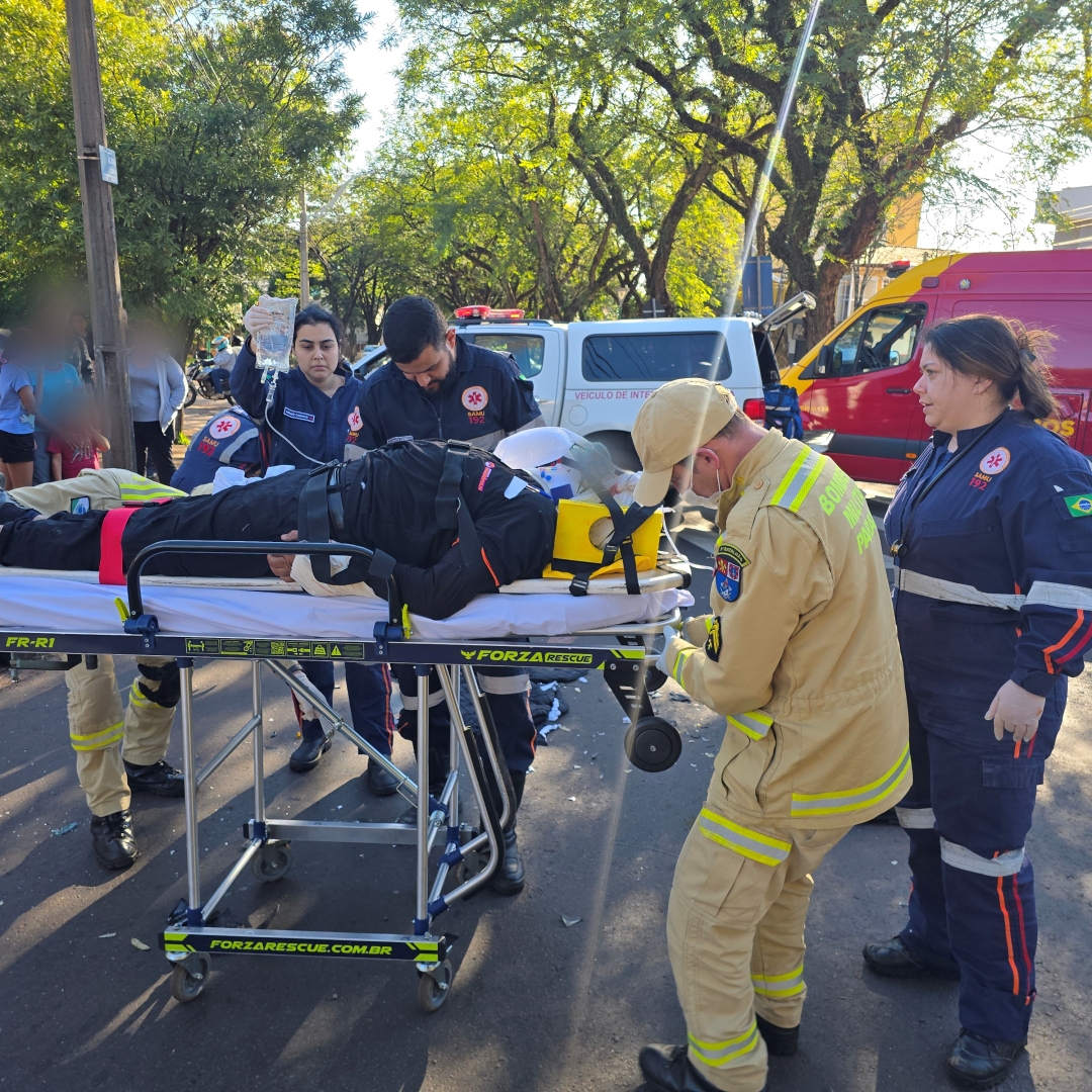 Frentista de 56 anos é intubado após motorista cruzar preferencial na Avenida Alziro Zarur