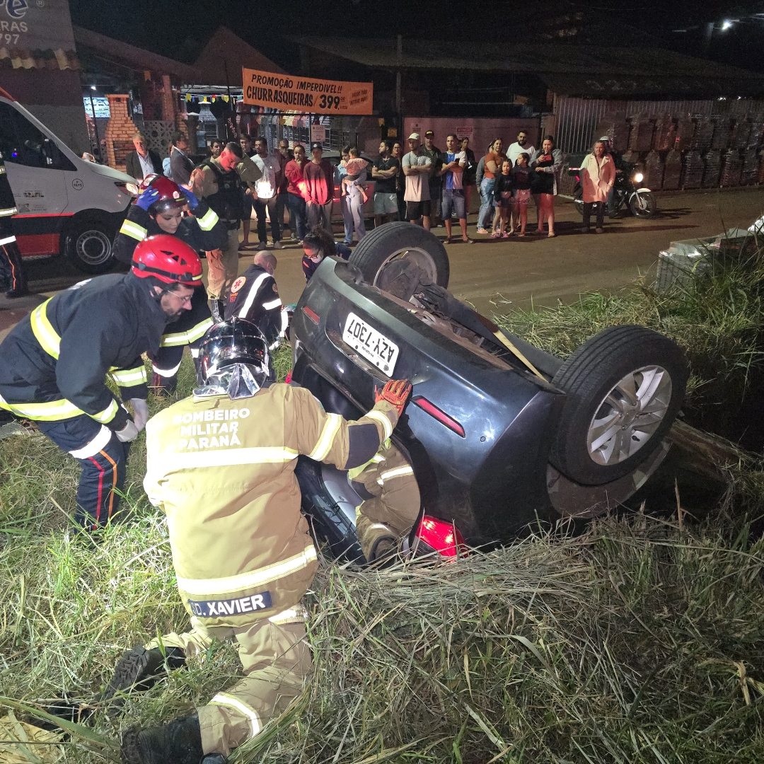Duas pessoas ficam feridas após carro capotar na rodovia de Sarandi