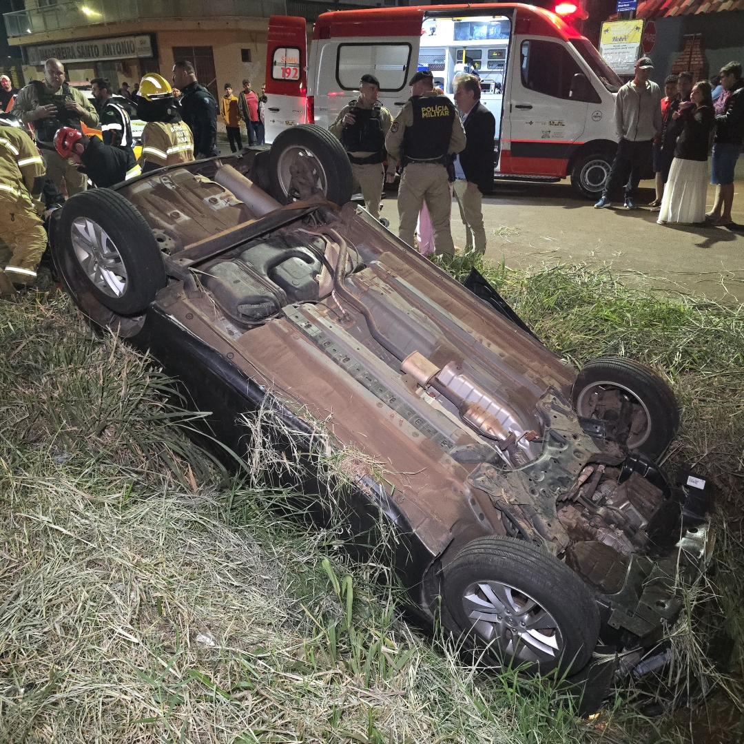 Duas pessoas ficam feridas após carro capotar na rodovia de Sarandi