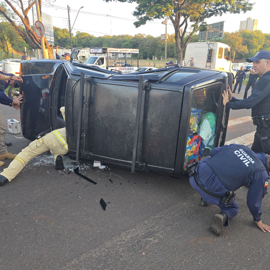 Motorista avança semáforo vermelho e causa capotamento na Avenida Colombo