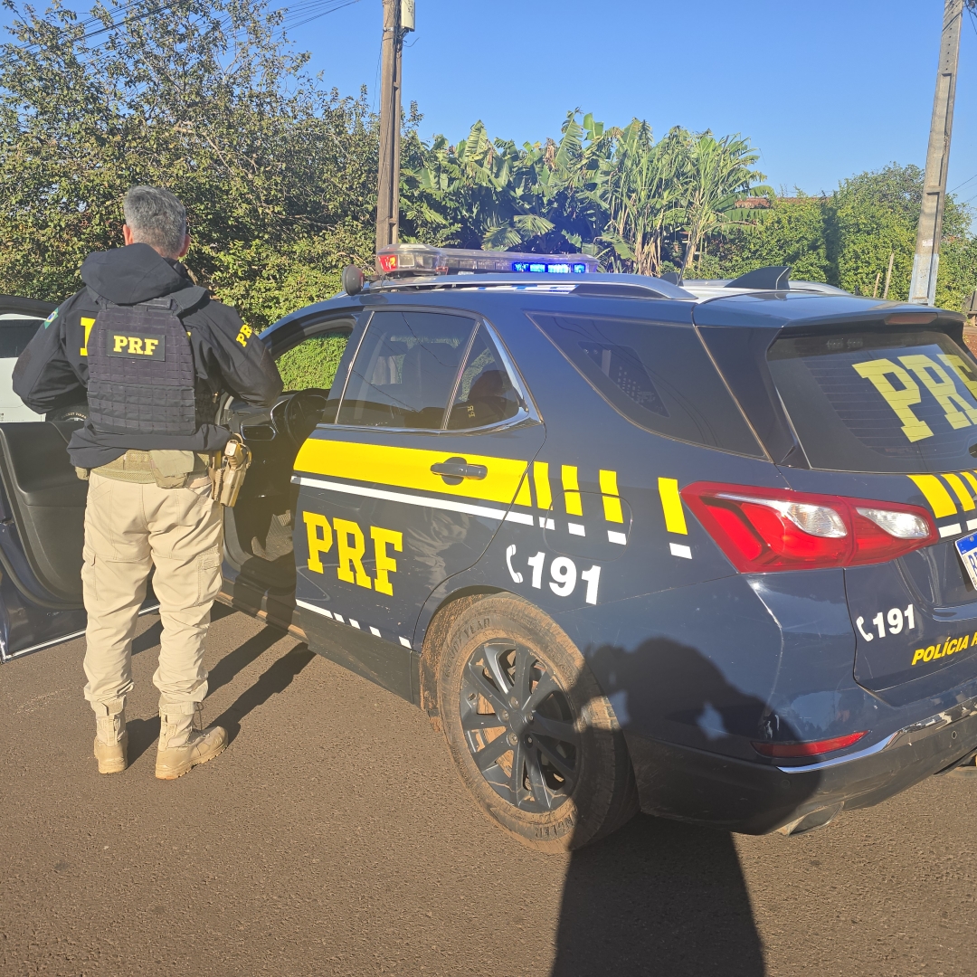 PRF apreende carro lotado de cigarros contrabandeados e agrotóxicos 