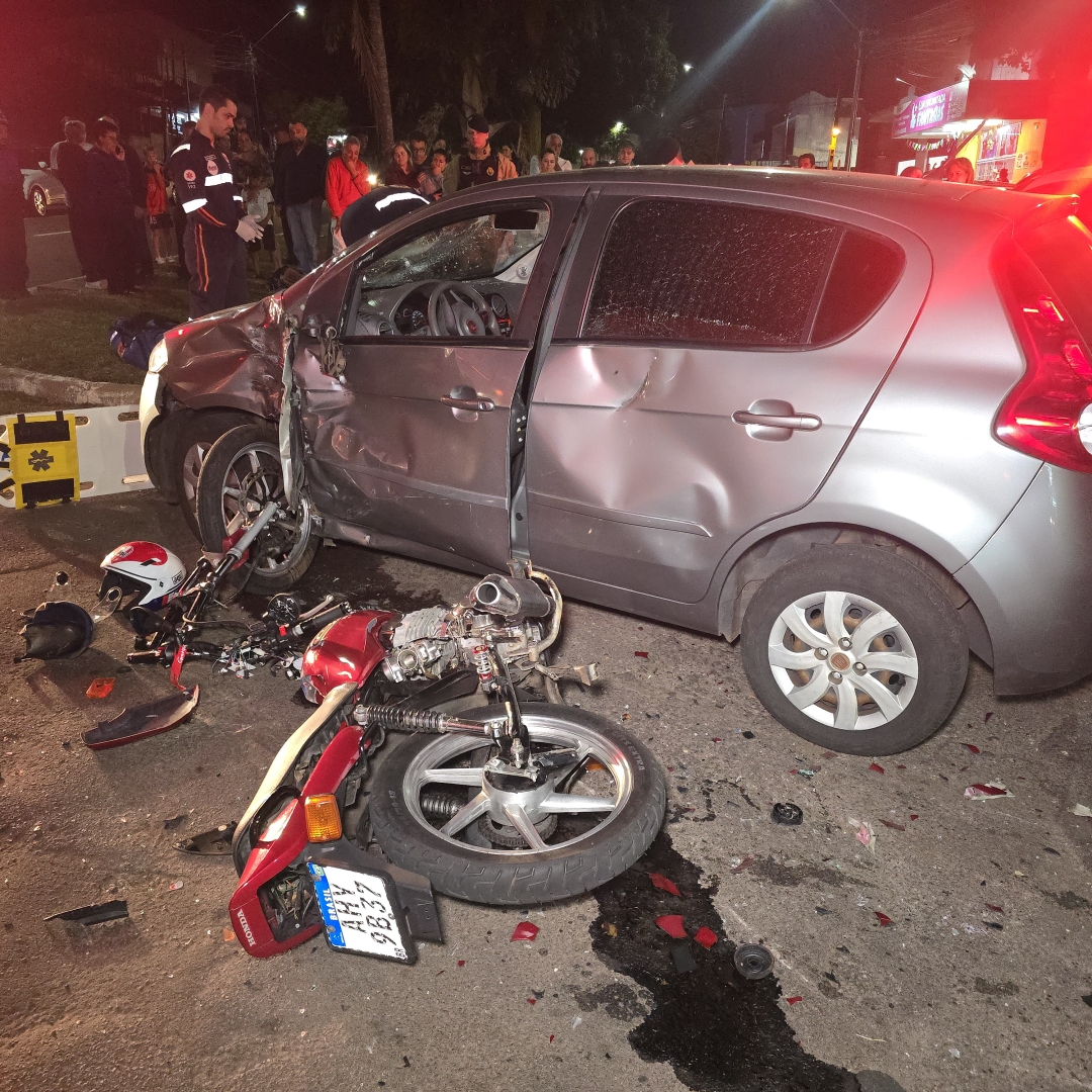 Motorista invade preferencial e provoca acidente gravíssimo em adolescente de 16 anos