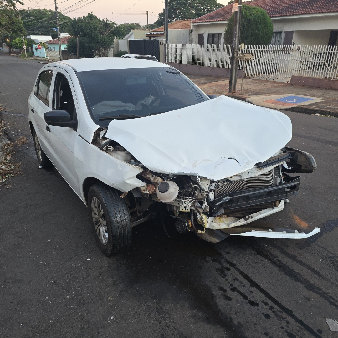 Motorista invade preferencial e causa acidente no Parque das Grevíleas 3