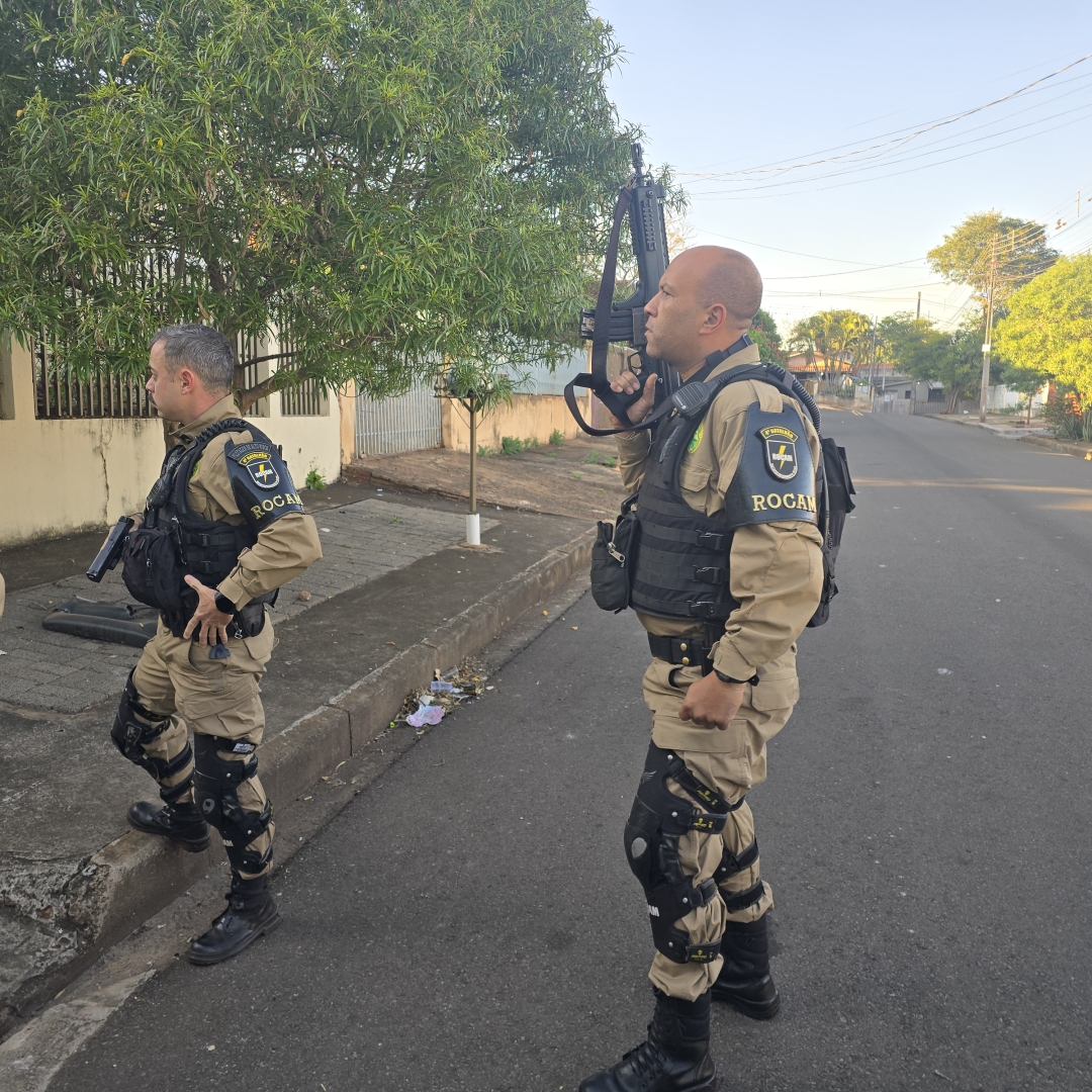 Ex-marido invade casa e desfere facada na mulher na frente dos filhos