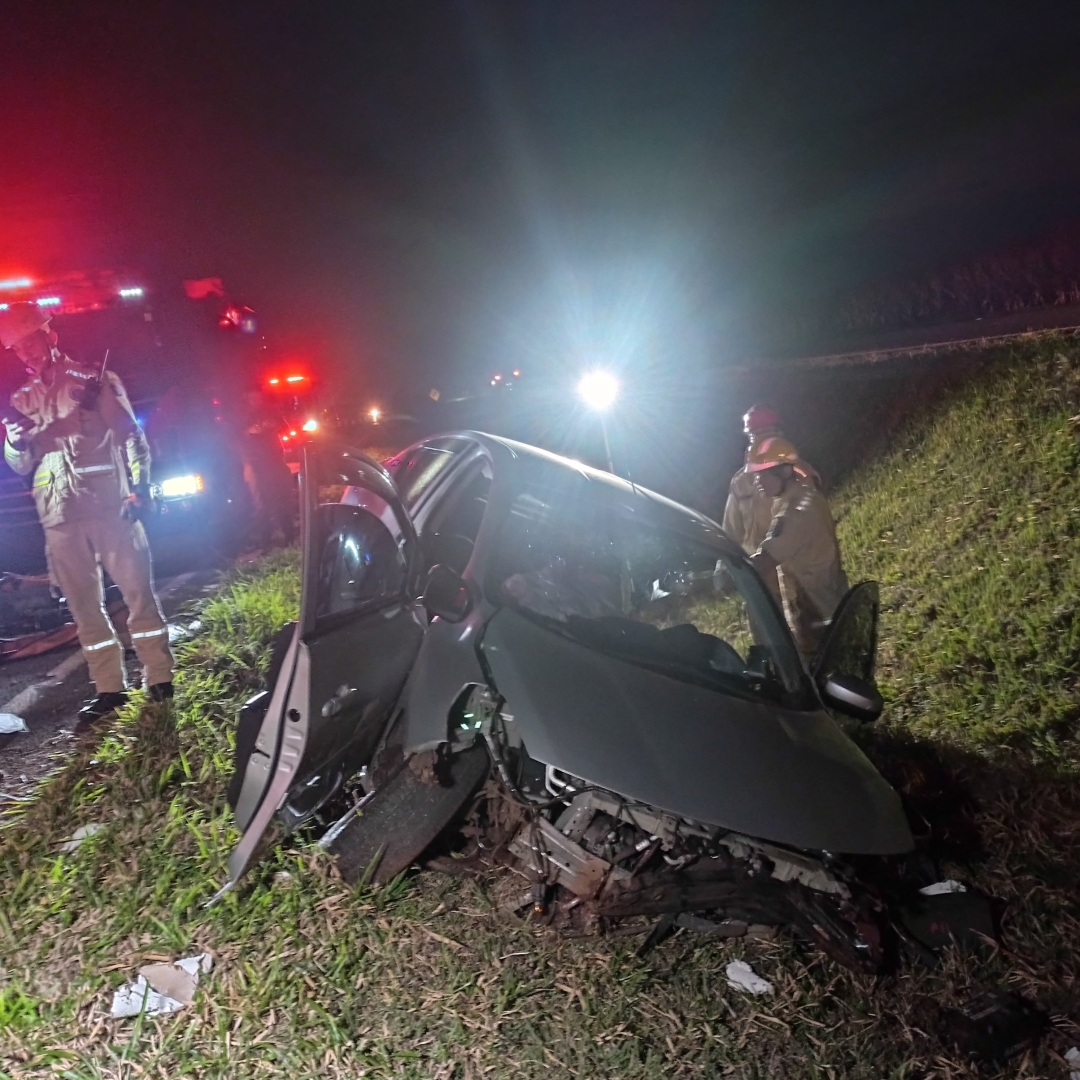 Pai e filha sofrem acidente grave na rodovia de Floresta